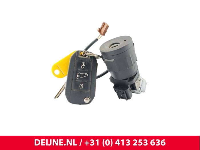 Używane Stacyjka + Kluczyk Opel Combo Cargo 1.6 CDTI 75 Cena € 24,20 Z VAT oferowane przez van Deijne Onderdelen Uden B.V.