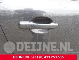 Usados Manija de puerta de 4 puertas derecha delante Volvo V70 (BW) 2.0 D4 16V Precio de solicitud ofrecido por van Deijne Onderdelen Uden B.V.