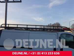 Używane Bagaznik dachowy Renault Trafic New (FL) 2.0 dCi 16V 90 Cena € 242,00 Z VAT oferowane przez van Deijne Onderdelen Uden B.V.