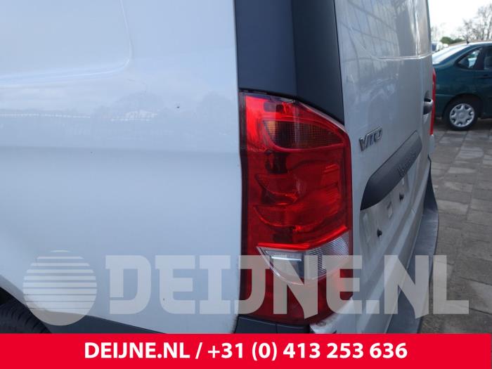 Taillight, left from a Mercedes-Benz Vito (447.6) 1.6 111 CDI 16V 2015