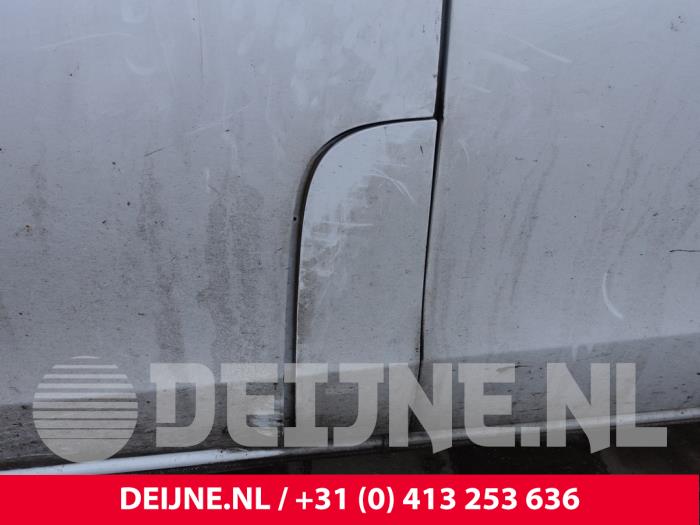 Tank cap cover from a Mercedes-Benz Vito (447.6) 1.6 111 CDI 16V 2015