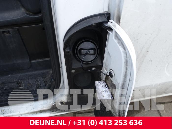 Tank cap cover from a Mercedes-Benz Vito (447.6) 1.6 111 CDI 16V 2015