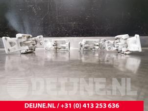 Gebrauchte Scharnier- Set Mercedes Sprinter 3,5t (907.6/910.6) 311 CDI 2.1 D RWD Preis € 272,25 Mit Mehrwertsteuer angeboten von van Deijne Onderdelen Uden B.V.