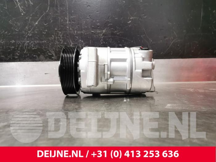 Air conditioning pump from a Renault Megane III Coupe (DZ) 2.0 dCi 16V