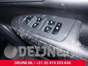 Usagé Commutateur vitre électrique Volvo S90 II 2.0 T4 16V Prix sur demande proposé par van Deijne Onderdelen Uden B.V.