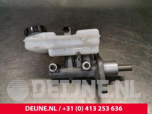 Używane Glówny cylinder hamulcowy Renault Master IV (JV) 2.3 dCi 16V 150 Cena € 84,70 Z VAT oferowane przez van Deijne Onderdelen Uden B.V.
