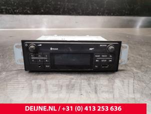 Usados Radio Renault Master IV (JV) 2.3 dCi 16V 150 Precio de solicitud ofrecido por van Deijne Onderdelen Uden B.V.