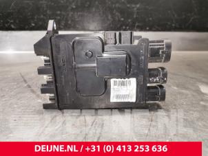 Usados Regulador de tensión Renault Trafic (1FL/2FL/3FL/4FL) 1.6 dCi 95 Precio € 90,75 IVA incluido ofrecido por van Deijne Onderdelen Uden B.V.
