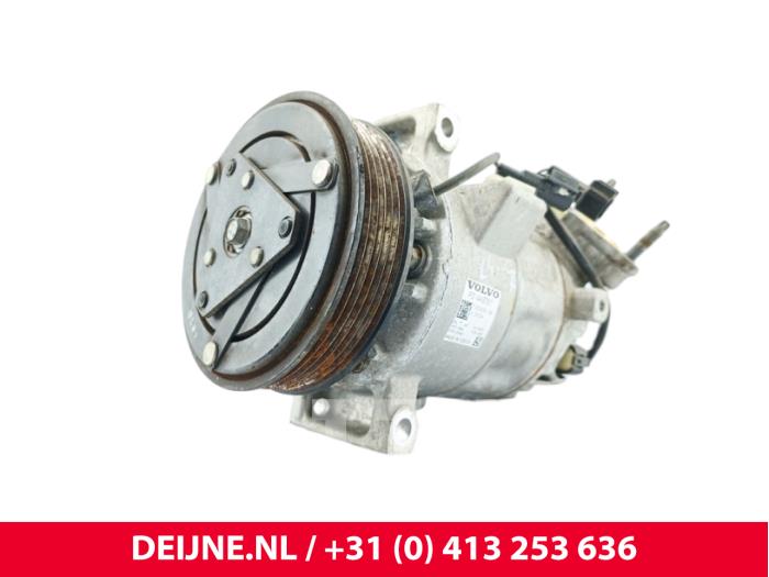 Usagé Compresseur de clim Volvo V60 II (ZW) 2.0 D3 16V Prix € 175,00 Règlement à la marge proposé par van Deijne Onderdelen Uden B.V.