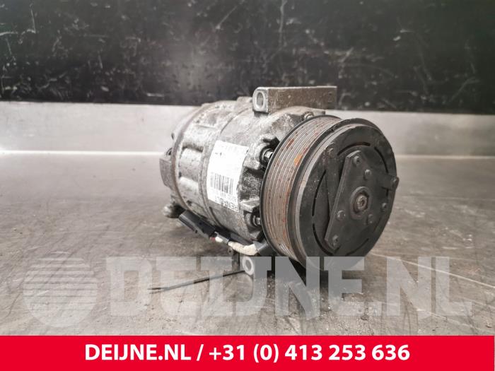 Air conditioning pump from a Opel Movano 2.3 CDTi 16V FWD 2013