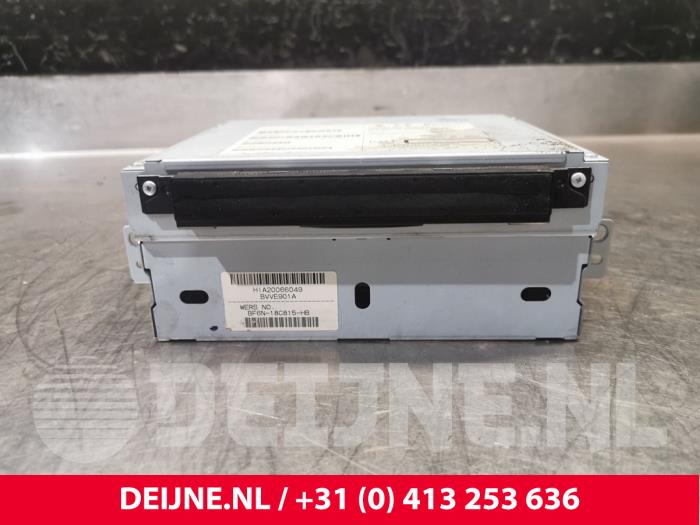 Używane Odtwarzacz CD Volvo V70 (BW) 2.0 D3 20V Cena € 50,00 Procedura marży oferowane przez van Deijne Onderdelen Uden B.V.