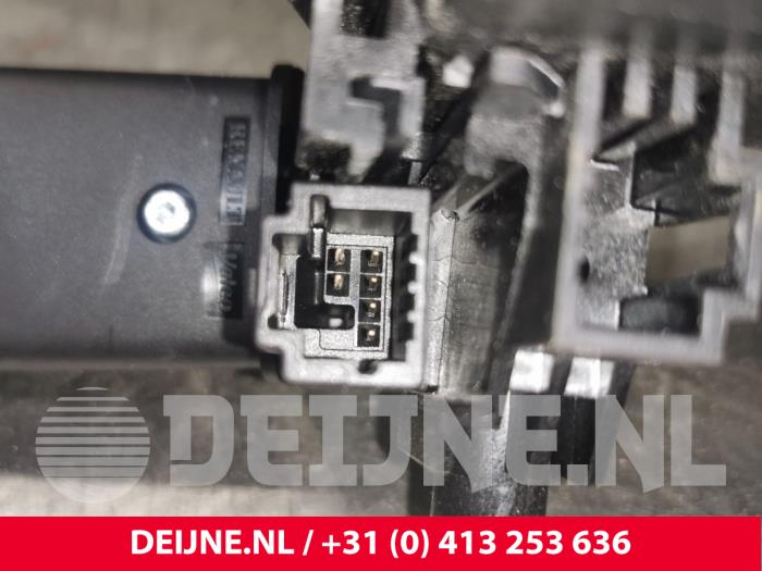 Interruptor combinado columna de dirección de un Renault Trafic (1FL/2FL/3FL/4FL) 2.0 dCi 16V 130 2023