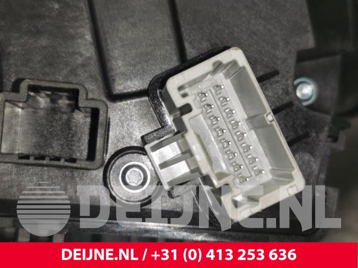 Interruptor combinado columna de dirección de un Renault Trafic (1FL/2FL/3FL/4FL) 2.0 dCi 16V 130 2023