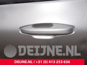 Używane Uchwyt drzwi lewych przednich wersja 4-drzwiowa Volvo V60 II (ZW) 2.0 B3 16V Mild Hybrid Geartronic Cena na żądanie oferowane przez van Deijne Onderdelen Uden B.V.