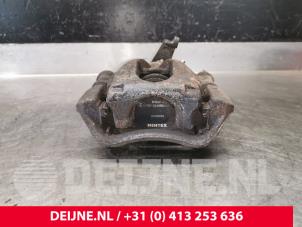 Używane Zacisk hamulcowy prawy tyl Renault Master IV (FV) 2.3 dCi 125 16V FWD Cena na żądanie oferowane przez van Deijne Onderdelen Uden B.V.