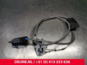 Używane Mechanizm zamka tylnych drzwi samochodu dostawczego Mercedes Sprinter 3t (910.6) 211 CDI 2.1 D FWD Cena € 60,50 Z VAT oferowane przez van Deijne Onderdelen Uden B.V.