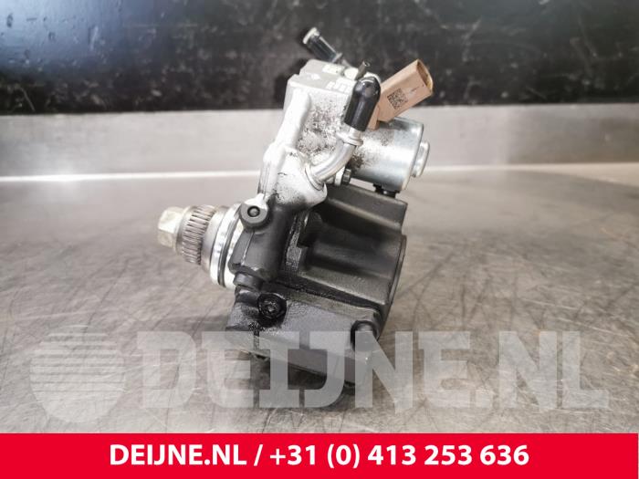 High pressure pump from a Mercedes-Benz Sprinter 5t (906.63/65) 513 CDI 16V 2011