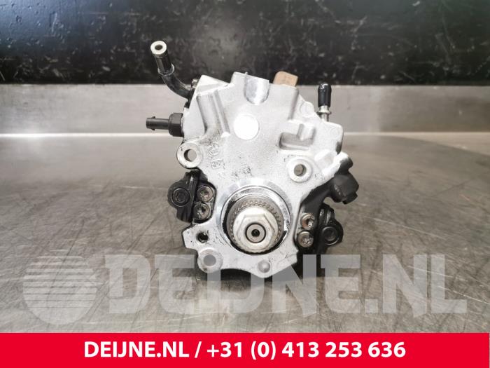 High pressure pump from a Mercedes-Benz Sprinter 5t (906.63/65) 513 CDI 16V 2011