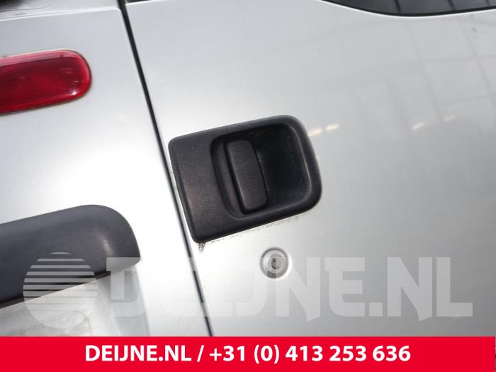 Manilla puerta detrás de un Opel Movano (4A1; 4A2; 4B2; 4B3; 4C2; 4C3) 1.9 CDTI 2004