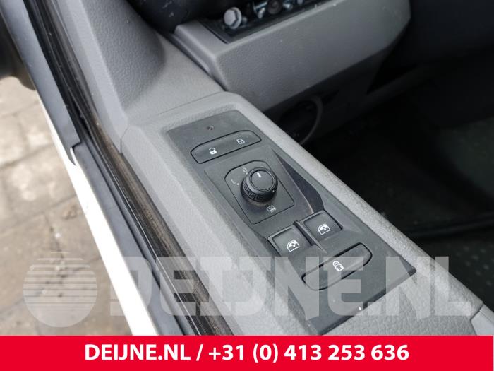 Commutateur vitre électrique d'un Volkswagen Transporter T6 2.0 TDI 199 2020
