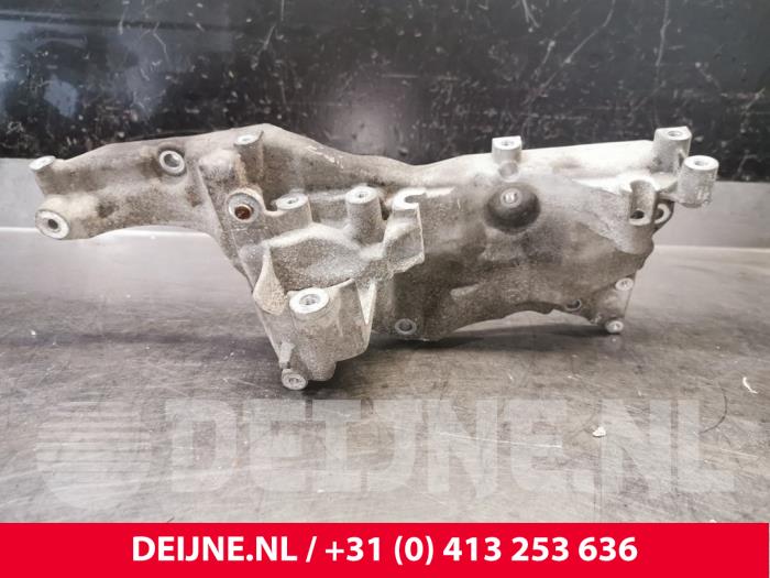 Usagé Support dynamo bas Citroen Jumpy 2.0 Blue HDI 120 Prix € 54,45 Prix TTC proposé par van Deijne Onderdelen Uden B.V.