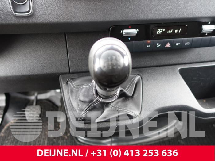 Palanca de cambios de un Mercedes-Benz Sprinter 3,5t (907.6/910.6) 314 CDI 2.1 D RWD 2019