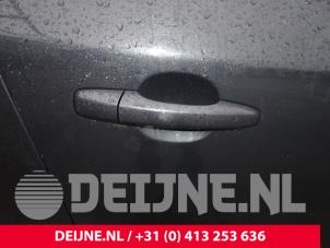 Usados Manija de puerta de 4 puertas derecha delante Volvo S60 II (FS) 1.6 DRIVe,D2 Precio de solicitud ofrecido por van Deijne Onderdelen Uden B.V.