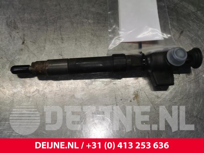 Injector (diesel) from a Toyota ProAce 2.0 D-4D 122 16V Worker 2020