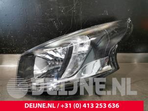 Używane Reflektor lewy Opel Vivaro Cena € 108,90 Z VAT oferowane przez van Deijne Onderdelen Uden B.V.