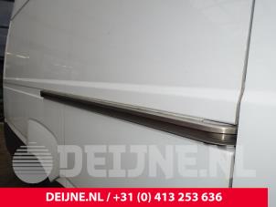 Gebrauchte Schiebetür Schiene rechts Iveco New Daily VI 33S15, 35C15, 35S15 Preis auf Anfrage angeboten von van Deijne Onderdelen Uden B.V.