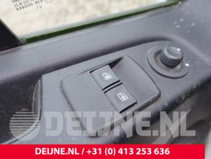 Usados Interruptor de ventanilla eléctrica Renault Trafic (1FL/2FL/3FL/4FL) 1.6 dCi 125 Twin Turbo Precio de solicitud ofrecido por van Deijne Onderdelen Uden B.V.
