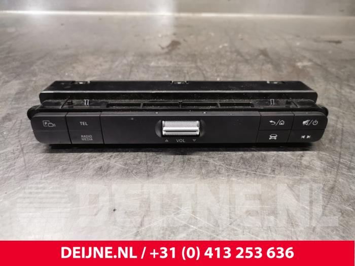 Używane Panel obslugi radia Mercedes Sprinter 3,5t (907.6/910.6) 314 CDI 2.1 D RWD Cena € 121,00 Z VAT oferowane przez van Deijne Onderdelen Uden B.V.