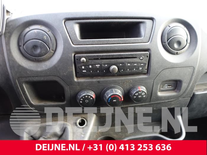 Radio van een Opel Movano 2.3 CDTi 16V FWD 2011