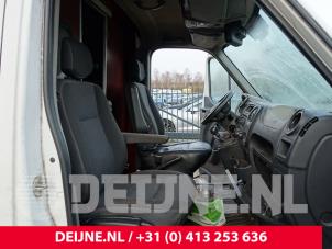 Usagé Siège droit Opel Movano 2.3 CDTi 16V FWD Prix € 242,00 Prix TTC proposé par van Deijne Onderdelen Uden B.V.