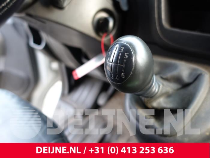 Levier de vitesse d'un Opel Movano 2.3 CDTi 16V FWD 2011