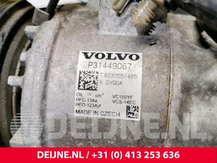 Air conditioning pump from a Volvo XC60 II (UZ) 2.0 T5 16V AWD 2018