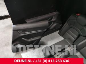 Usados Tapizado de puerta de 4 puertas derecha detrás Porsche Taycan (Y1A) 4S Precio € 211,75 IVA incluido ofrecido por van Deijne Onderdelen Uden B.V.