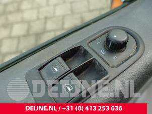 Usagé Commutateur vitre électrique Volkswagen Transporter T5 2.0 TDI DRF Prix sur demande proposé par van Deijne Onderdelen Uden B.V.