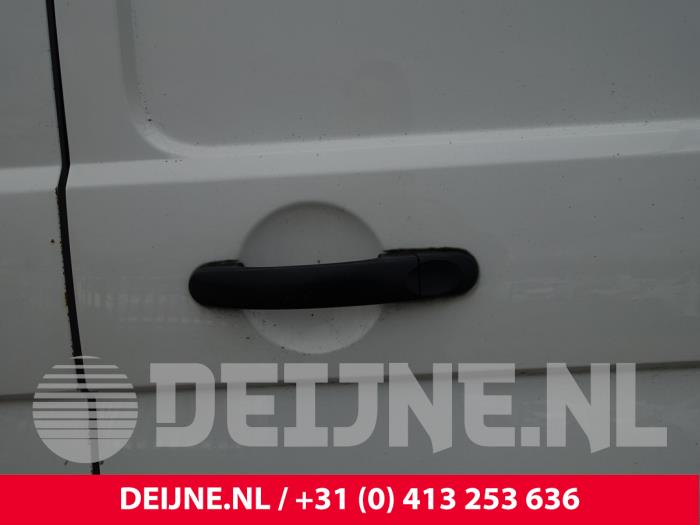 Manilla de puerta corredera izquierda de un Volkswagen Transporter T5 2.0 TDI DRF 2015