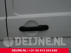 Usados Manilla de puerta corredera izquierda Volkswagen Transporter T5 2.0 TDI DRF Precio de solicitud ofrecido por van Deijne Onderdelen Uden B.V.