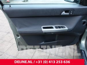 Usados Tapizado de puerta de 4 puertas izquierda delante Volvo V50 (MW) 1.8 16V Precio € 50,00 Norma de margen ofrecido por van Deijne Onderdelen Uden B.V.