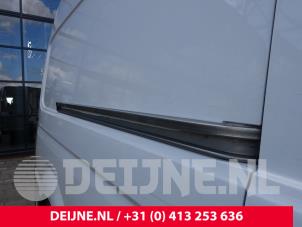 Usagé Rail porte coulissante droite Volkswagen Crafter (SY) 2.0 TDI Prix sur demande proposé par van Deijne Onderdelen Uden B.V.