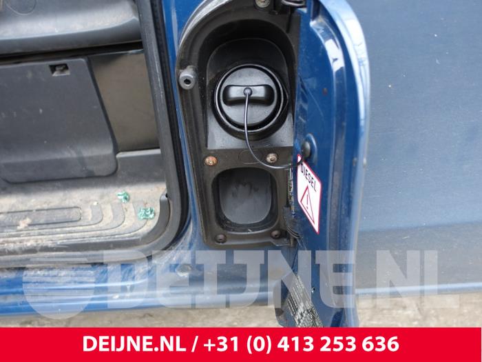 Tank cap cover from a Mercedes-Benz Vito (447.6) 2.2 114 CDI 16V 2015