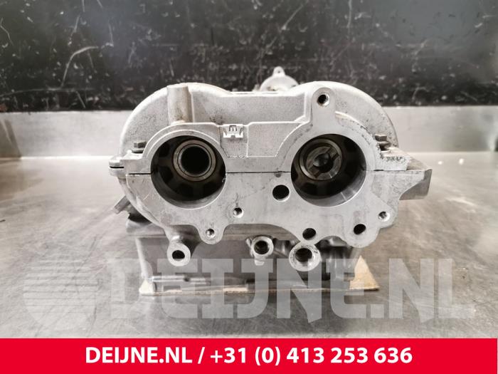 Cylinder head from a Volvo V90 Cross Country (PZ) 2.0 D4 16V AWD 2019