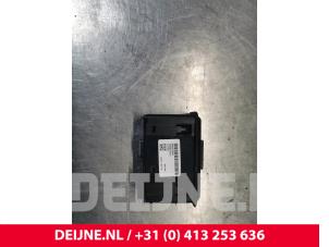 Używane Czytnik kart SD Opel Vivaro 1.6 CDTi BiTurbo 125 Cena € 60,50 Z VAT oferowane przez van Deijne Onderdelen Uden B.V.