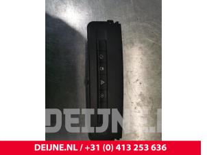 Usados Interruptor de luz de pánico Mercedes Vito (447.6) 2.2 116 CDI 16V Precio € 42,35 IVA incluido ofrecido por van Deijne Onderdelen Uden B.V.