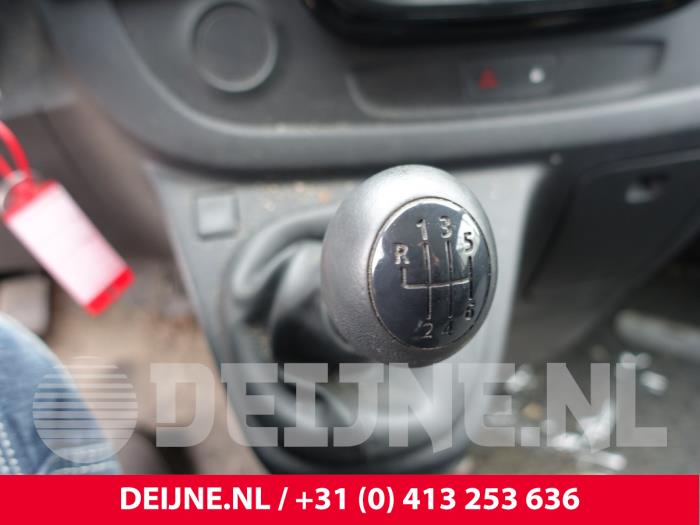 Levier de vitesse d'un Opel Vivaro 1.6 CDTi BiTurbo 125 2019