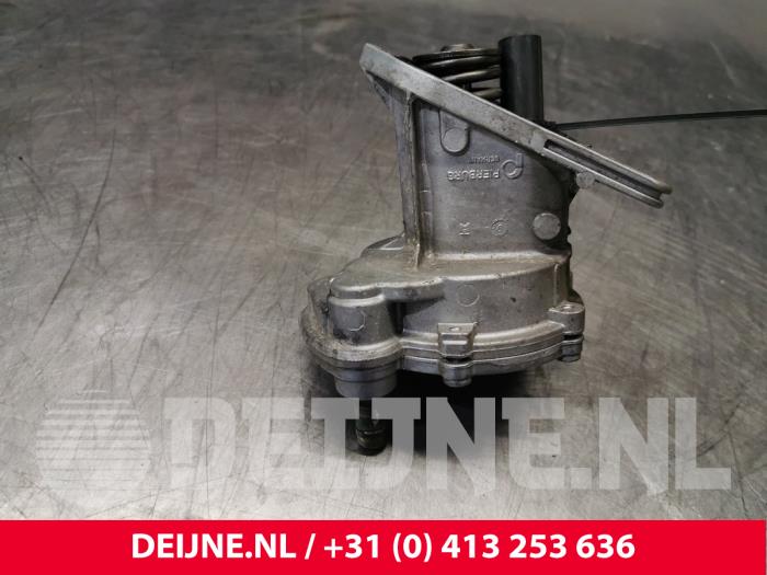 Vacuum pump (diesel) from a Volkswagen Crafter 2.5 TDI 30/32/35/46/50 2011