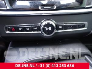 Usados Panel de control de radio Volvo S90 II 2.0 D3 16V Precio de solicitud ofrecido por van Deijne Onderdelen Uden B.V.