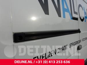 Usagé Rail porte coulissante droite Renault Master IV (FV) 2.3 dCi 125 16V FWD Prix sur demande proposé par van Deijne Onderdelen Uden B.V.